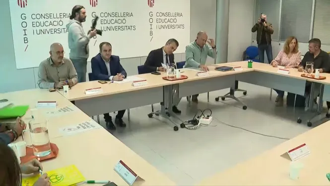 STEI abandona la Mesa d’Educació amb el conseller Vera: “No serem còmplices d’una normativa que segrega aules”