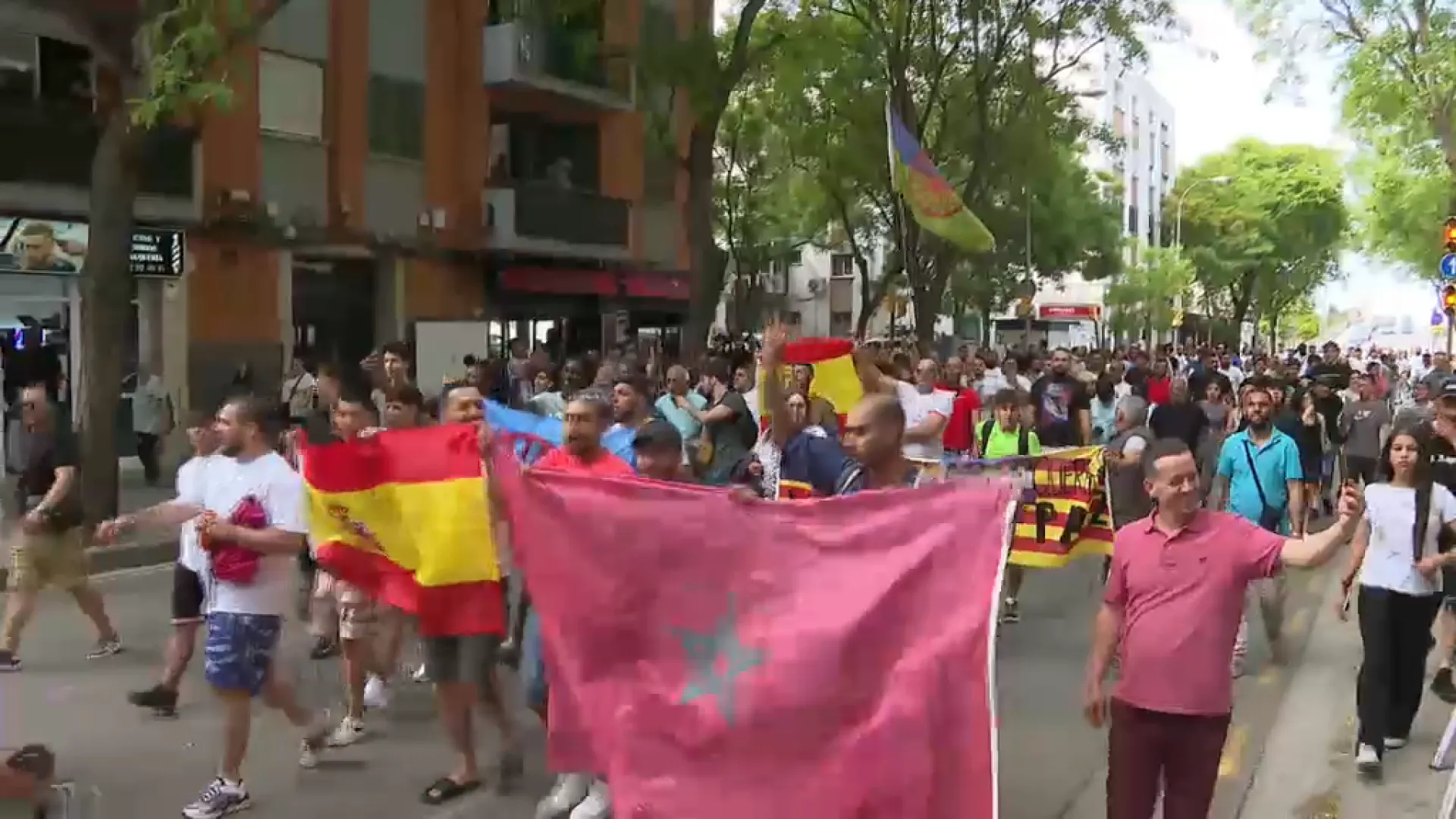 Més d’un centenar de persones es manifesten a Son Gotleu per reclamar que la barriada sigui segura i més neta