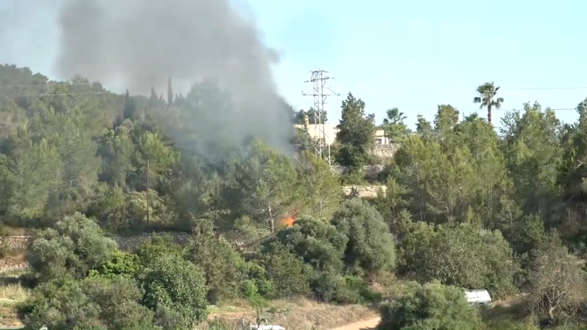 Declarat un incendi forestal a Cala Llonga, a Santa Eulària