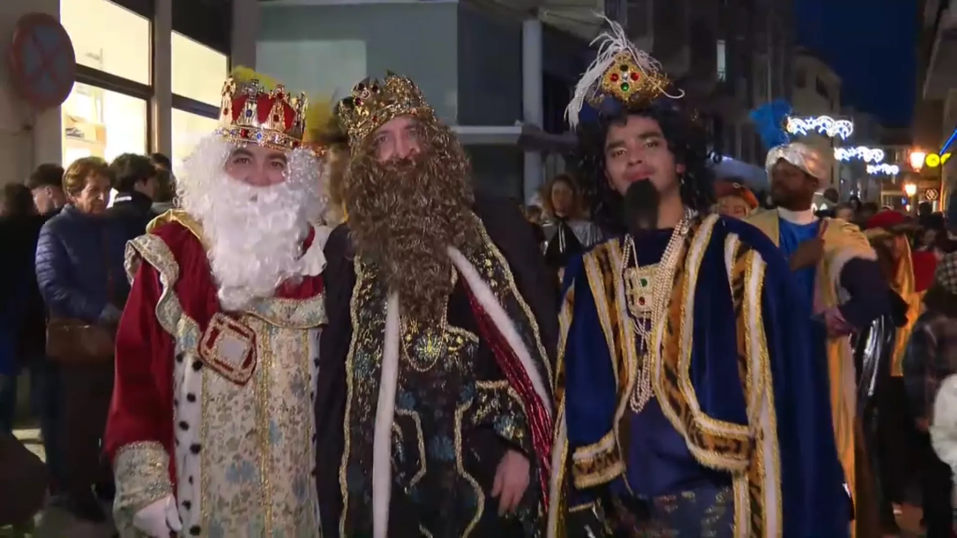 A Manacor s’ha suspès la cavalcada dels Reis per por del mal temps, però Ses Majestats han arribat a l’església per donar regals