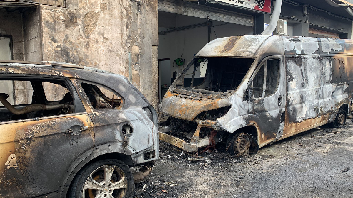 Un incendi crema diverses furgonetes i afecta tres naus al polígon de Can Bernat, a Eivissa