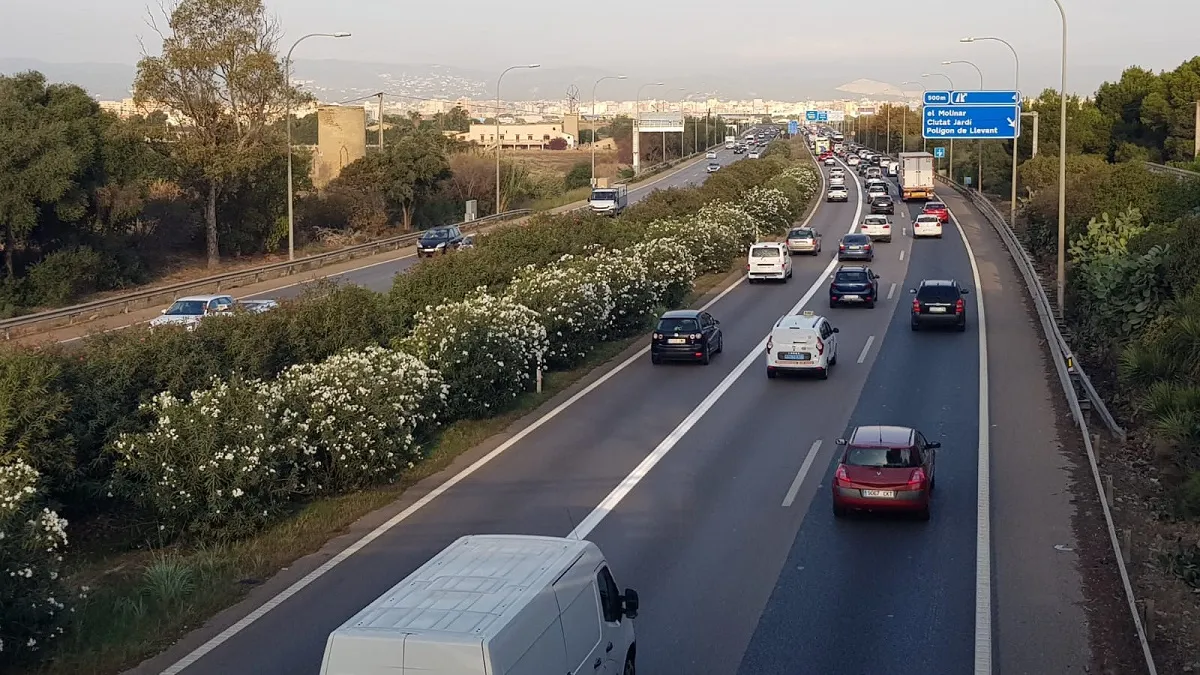 Massificació a les carreteres: taxistes i rent a car reclamen al Govern mesures valentes per posar-hi fi