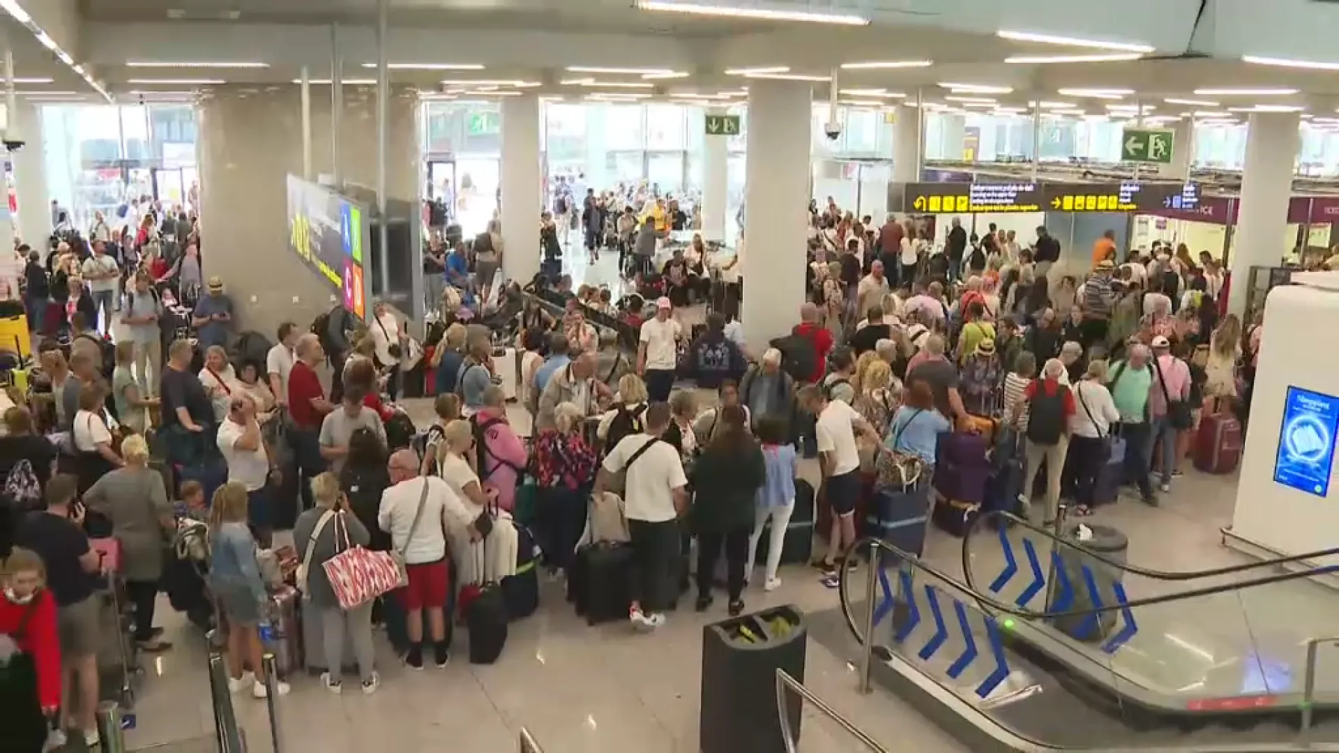 “Un desastre, no sabem a quina hora sortirem”, centenars de persones a l’aeroport de Palma esperen ser reubicades