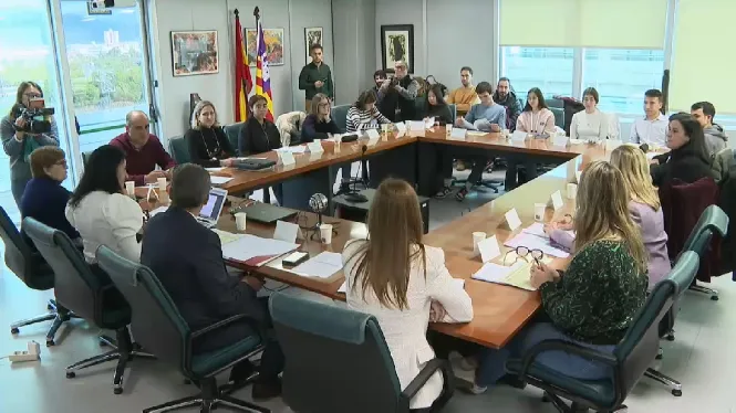 Educació vol prohibir l’ús dels mòbils als centres escolars, amb molt poques excepcions