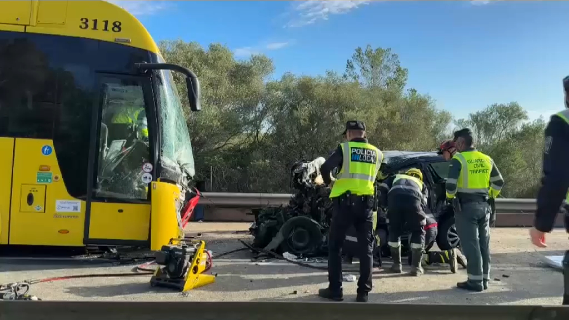 Un mort i vuit ferits en un xoc entre un autobús del TIB i un cotxe a Portocolom