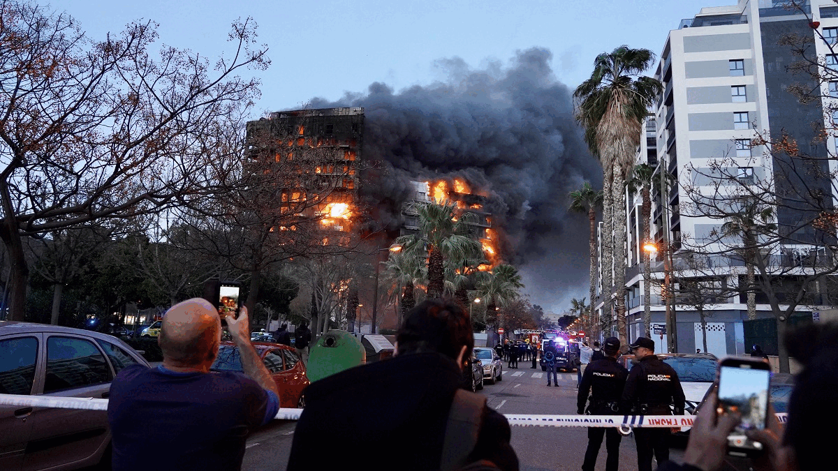 Almenys quatre morts i una quinzena de desapareguts en el virulent incendi a dos edificis de pisos a València