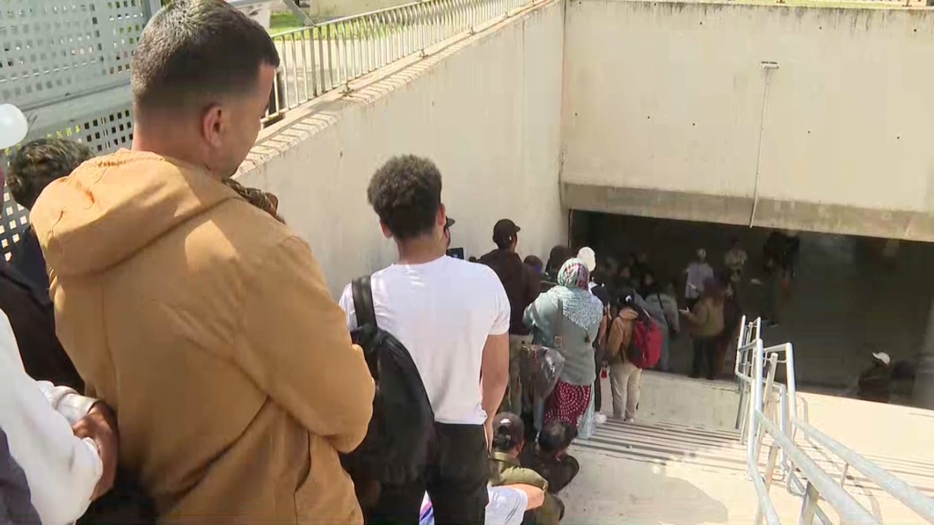 Llargues coes a les OAC de Palma el primer dia per iniciar la regularització extraordinària de migrants