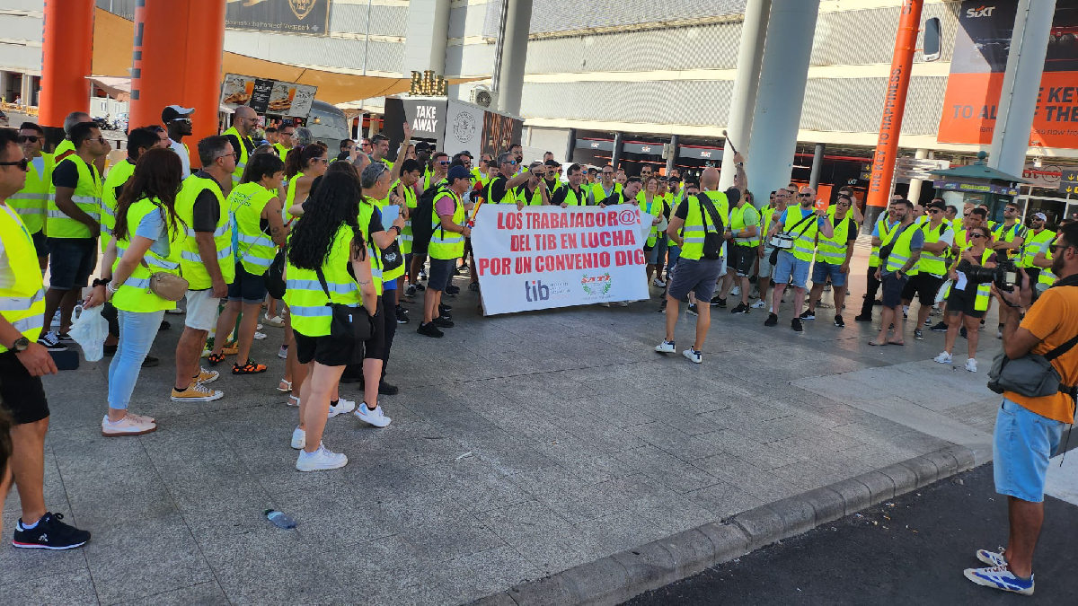 Els treballadors del TIB en vaga traslladen la protesta a l’aeroport