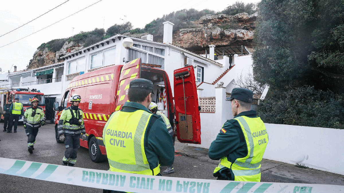 Un home ha mort en caure una roca damunt casa seva a cala Sant Esteve, as Castell