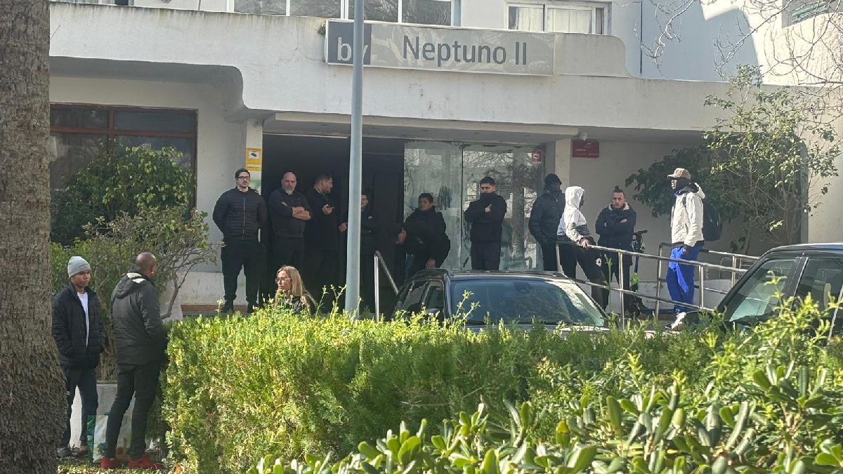 Comencen a desallotjar l’edifici ocupat de l’hotel Belleveu del Port d’Alcúdia
