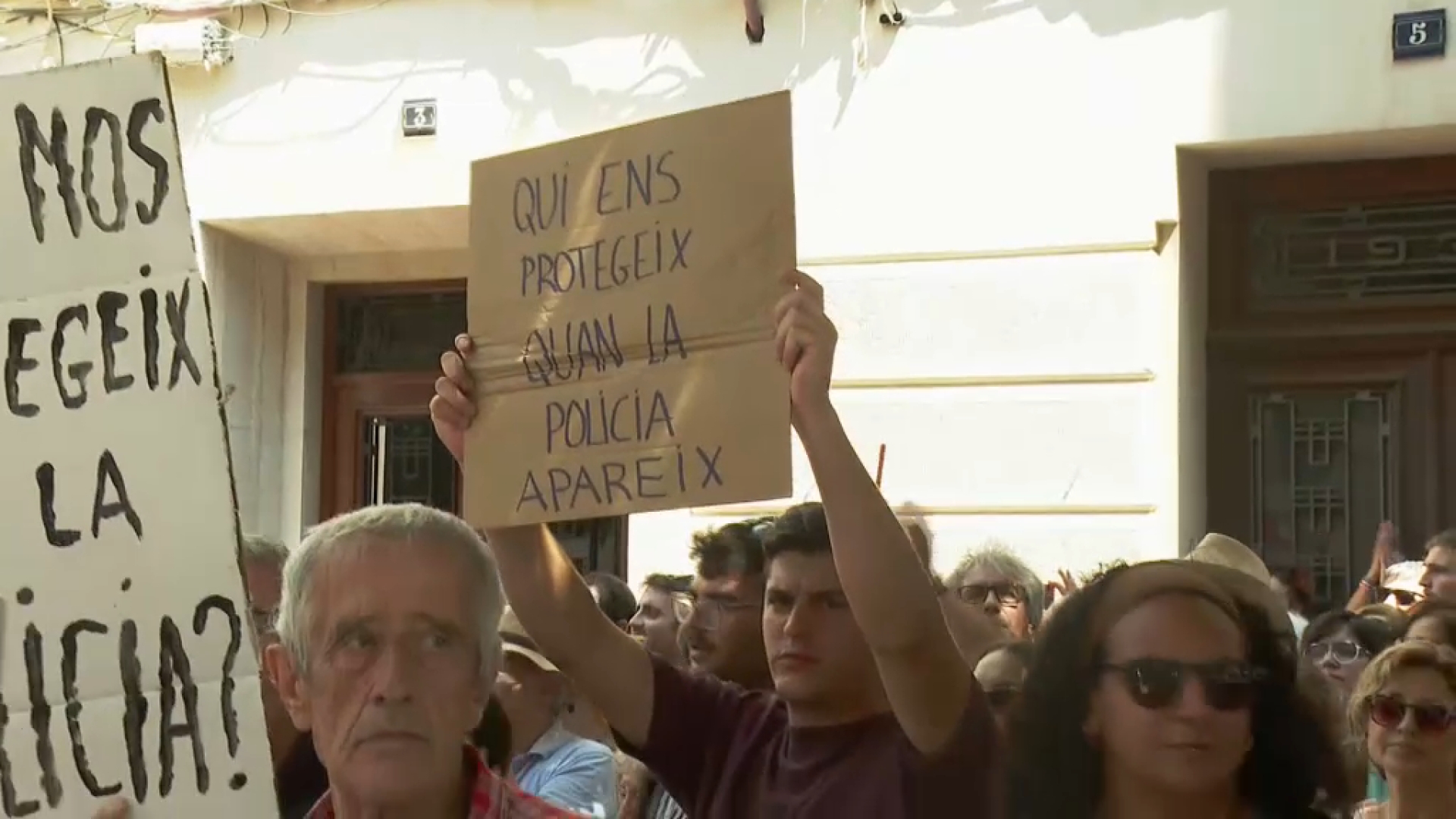 Unes 400 persones exigeixen al delegat del Govern que dimiteixi per les càrregues policials