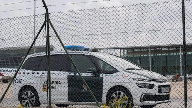 Els 12 migrants detinguts que viatjaven a l’avió d’Air Arabia seran acusats de desordre públic