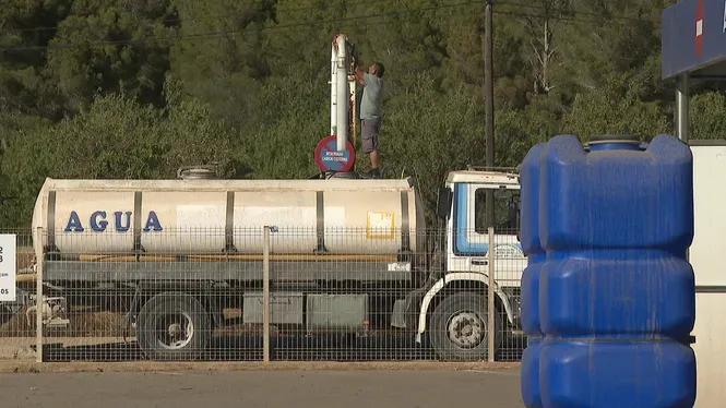 Les empreses subministradores d’aigua potable estan desbordades per la pluja de fang i la sequera crònica