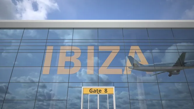 Retards i desviaments a l’aeroport d’Eivissa per la presència d’un dron