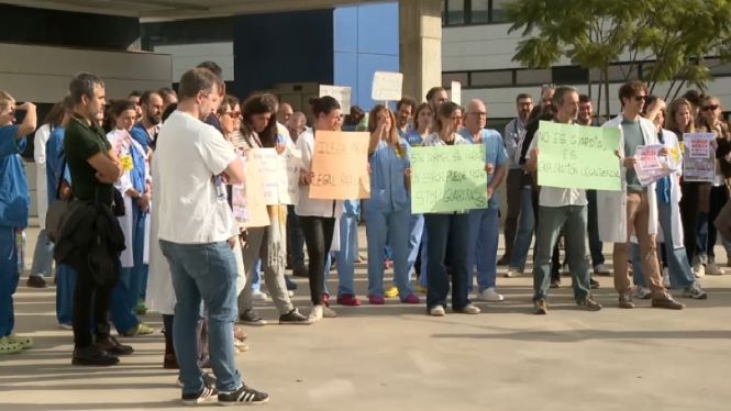 Els metges exigeixen reduir les guàrdies i rebaixar el nombre de targetes sanitàries