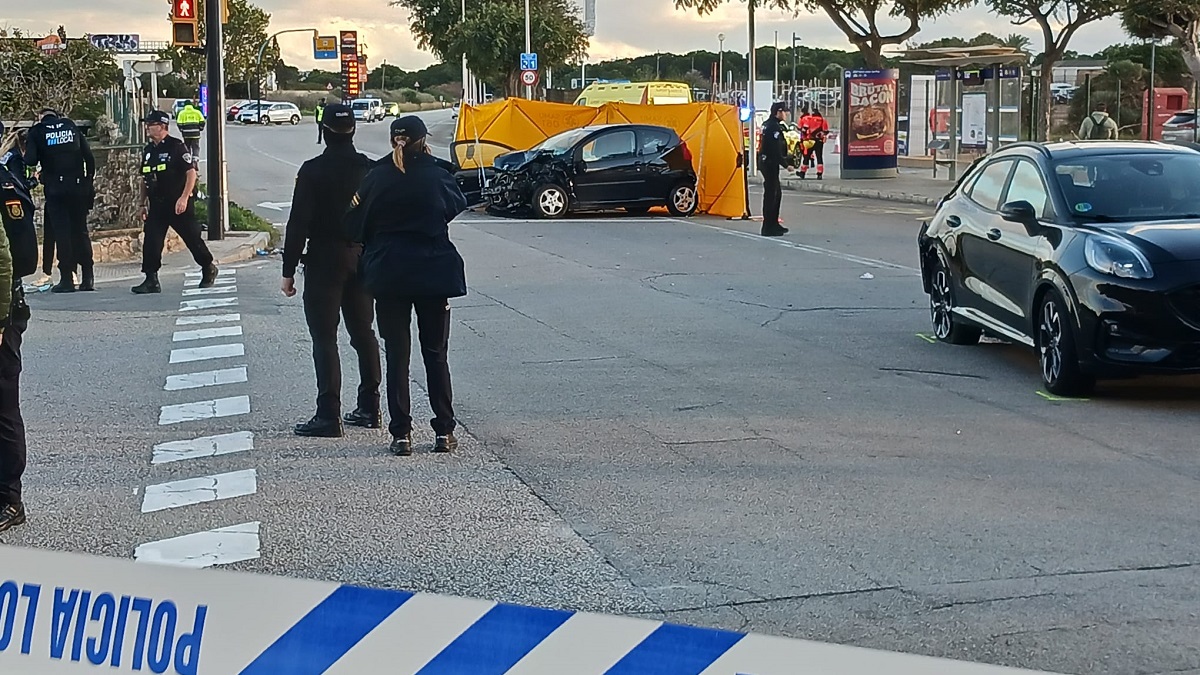 Un home apunyala i mata una dona mentre conduïen, davant la seva filla, a Palma