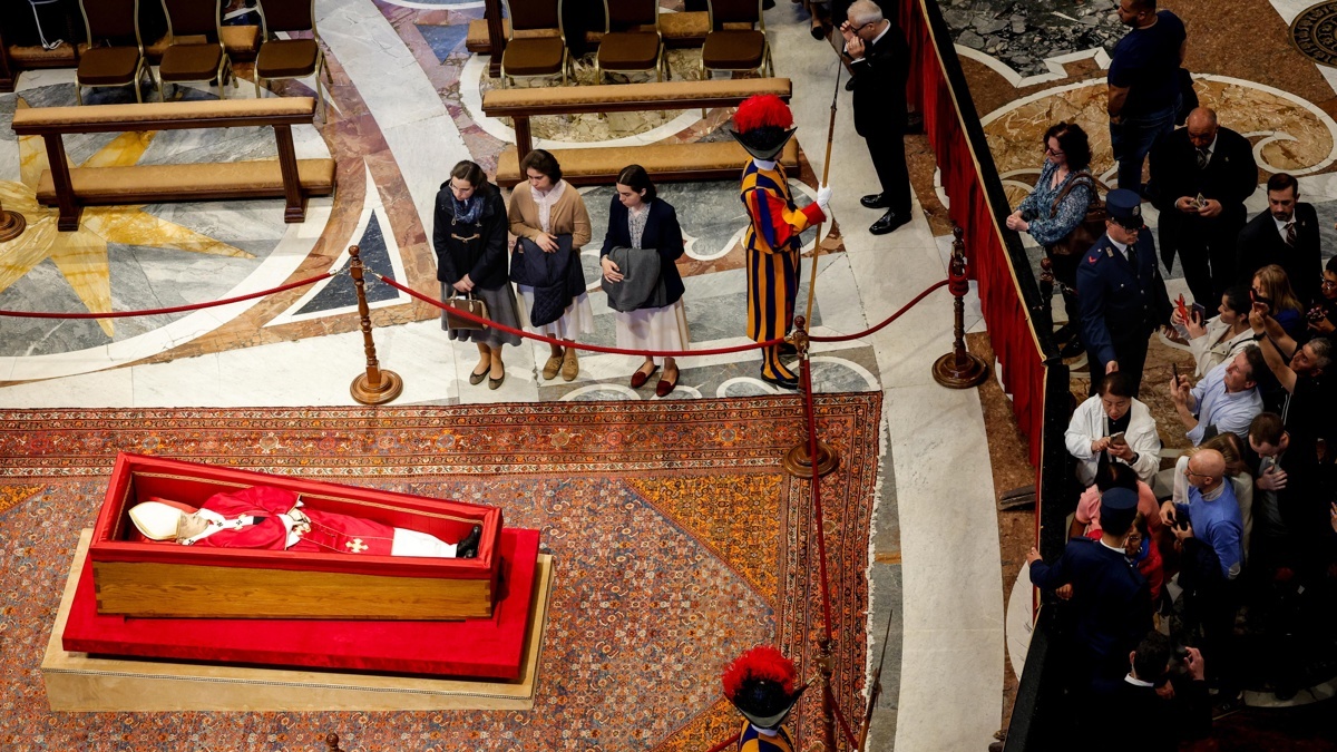 Primera jornada de la capella ardent del papa Francesc a la basílica de Sant Pere
