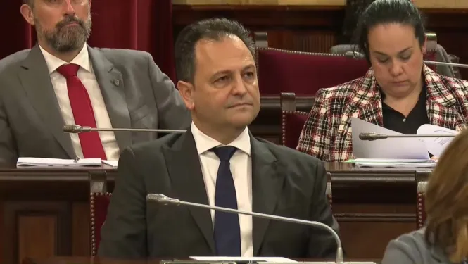Córdoba signa els decrets per fer cessar els càrrecs d’Alcaraz