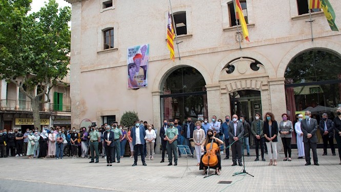 Minuts de silenci arreu de les Illes per les víctimes del crim masclista de sa Pobla