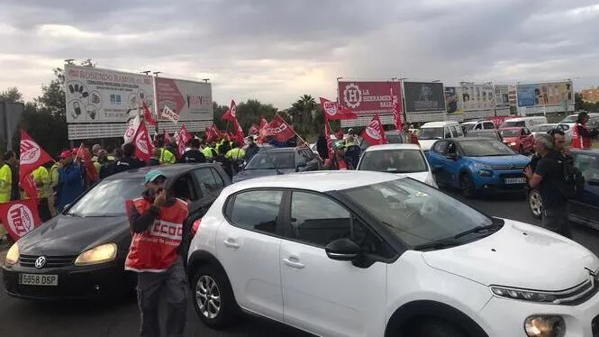 Vaga del metall: els treballadors tallen l’entrada per Gran Via Asima al polígon de Son Castelló de Palma