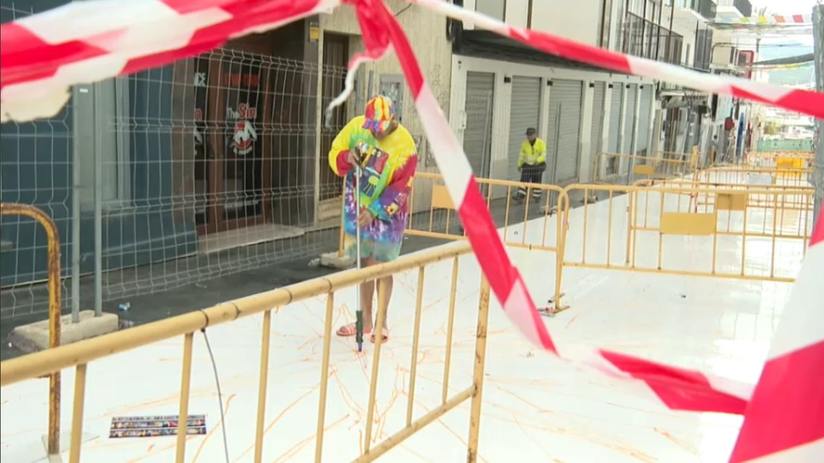 Okuda comença la seva intervenció artística a Sant Antoni