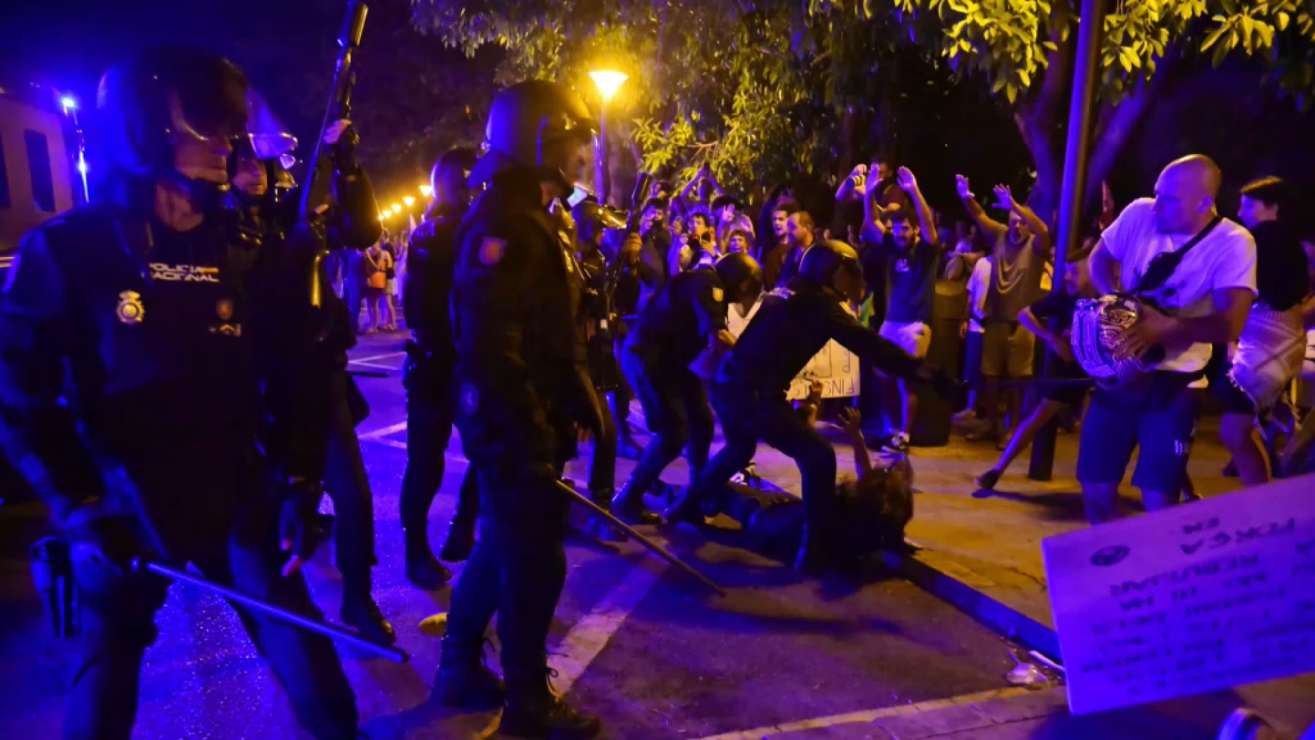La Policia Nacional va respondre a manifestants violents que haurien ferit cinc agents, segons el seu informe