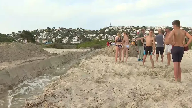 Un canal a la platja de Son Bou per drenar l’excés d’aigua del Prat
