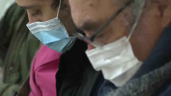 Els professionals sanitaris, a favor de dur la mascareta dins els hospitals i demanen a la població que es vacuni