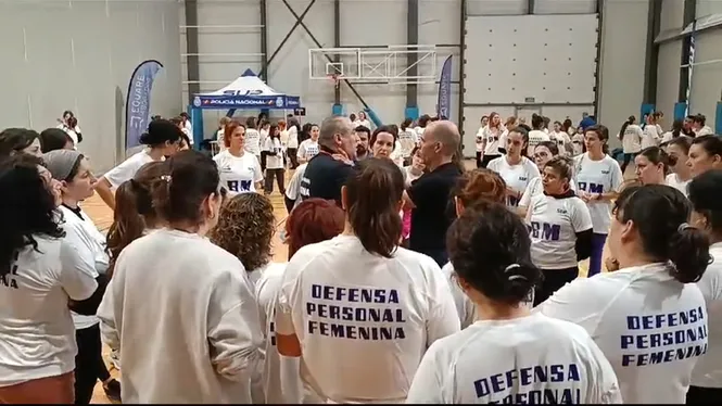 140 dones participen en un curs de defensa personal a Ciutadella