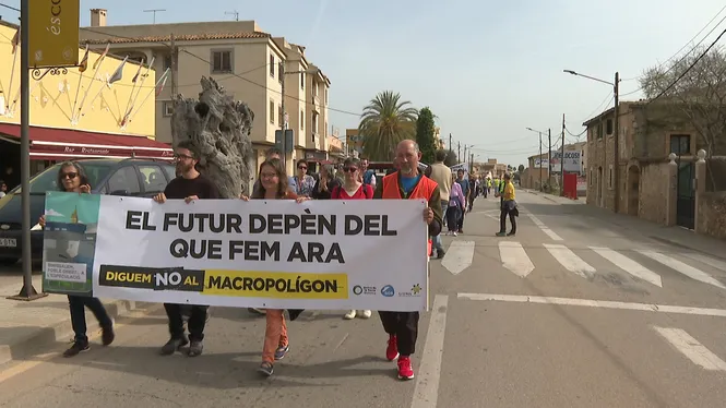 Unes 250 persones es manifesten contra l’ampliació del polígon de Binissalem
