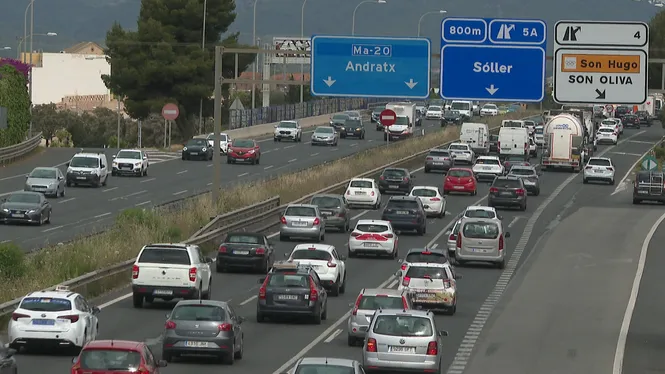 Saturació a la carretera: la DGT recomana a les empreses flexibilitzar els horaris d’entrada i sortida dels treballadors