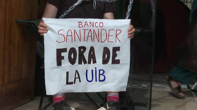 Un grup d’estudiants okupa la rectoria de la UIB per denunciar el “genocidi” a Palestina