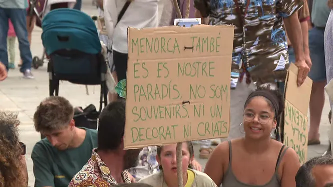 Més de 1.000 persones es manifesten a Maó contra la massificació turística