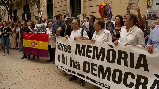 450 persones demanen la dimissió de Le Senne a les portes del Parlament