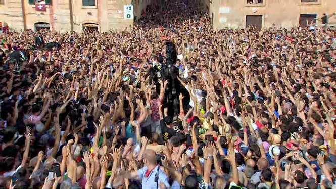 28.000 persones omplen la plaça des Born per viure el primer caragol