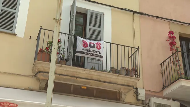 Veïnats de Sóller protesten contra la saturació turística del poble