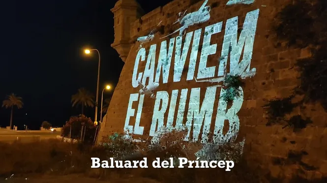 Rètols sobreimpresos a edificis de Palma criden a sumar-se a la manifestació contra la massificació turística de diumenge