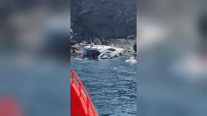 Salvament Marítim rescata tres persones d’un iot que s’estava enfonsant a l’Illa d’en Colom, a Maó