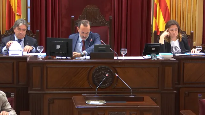 Crònica d’una expulsió: Le Senne torna a expulsar les socialistes Garrido i Costa per dur camisetes de les Roges del Molinar