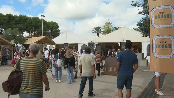 Molts locals i creueristes a la Fira del Formatge Maó-Menorca
