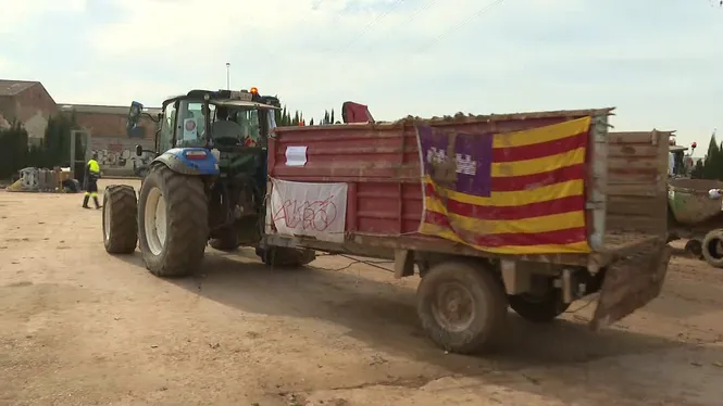 Expedició de pagesos mallorquins amb tractors i camions a la zona zero de la dana