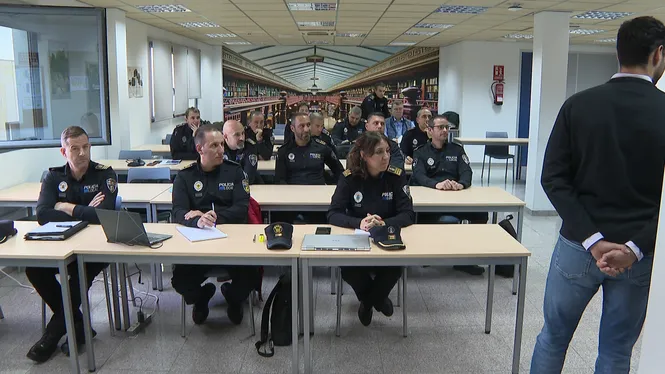 Trenta-tres caps de Policia Local, els primers alumnes del curs pioner en formació i lideratge