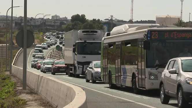 Eivissa aprova el límit màxim d’entrada de cotxes a l’illa i la taxa per tenir-ne autorització: un euro per dia