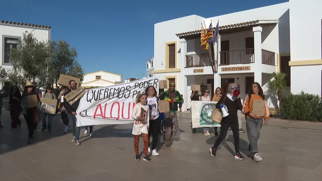 Mig centenar de persones es concentren a Formentera per un habitatge digne i assequible