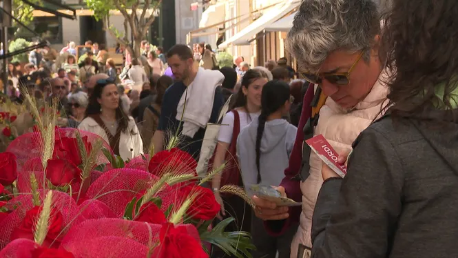Maó s’omple de llibres i roses per Sant Jordi