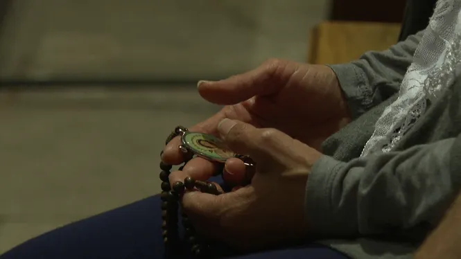 Continuen les mostres de condol a la Catedral de Mallorca amb el rosari en memòria del papa Francesc