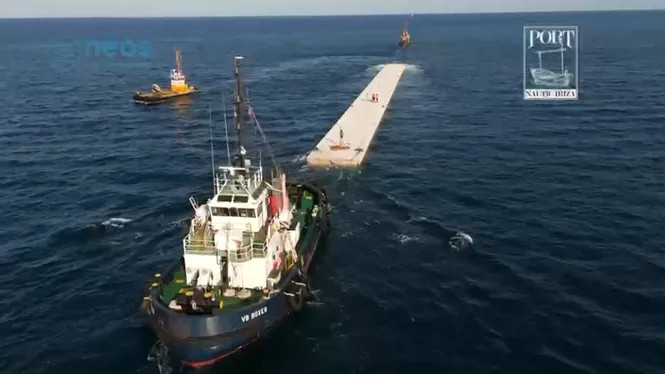 Un dic prefabricat a Alacant va de camí cap al port d’Eivissa