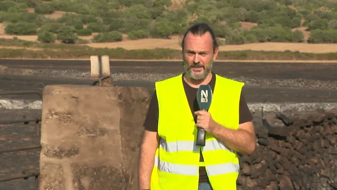 Un incendi crema sis hectàrees agrícoles al costat de la carretera general a Ferreries