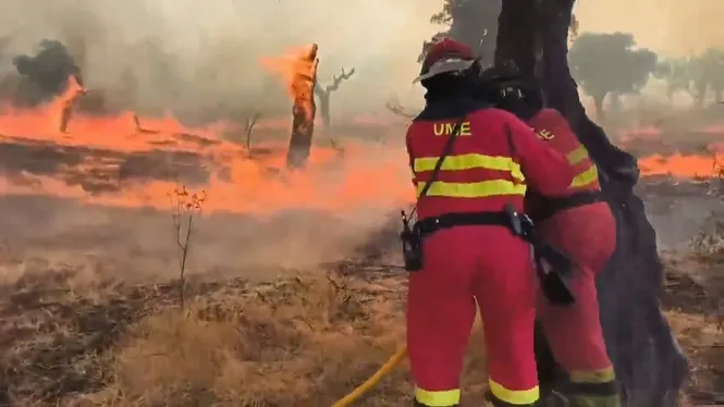40 incendis actius a la península