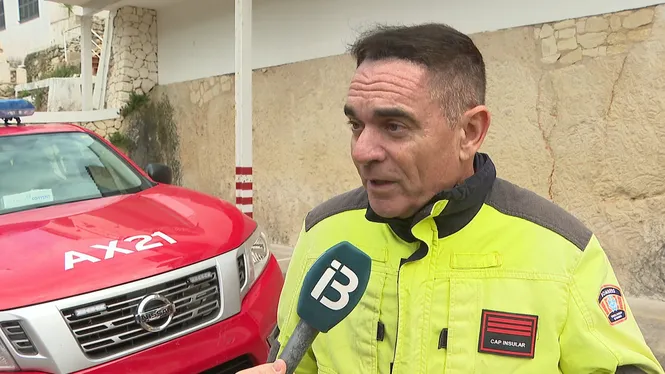 Les envestides del vent obliguen els bombers a ajornar la retirada del pi de Cala Galdana